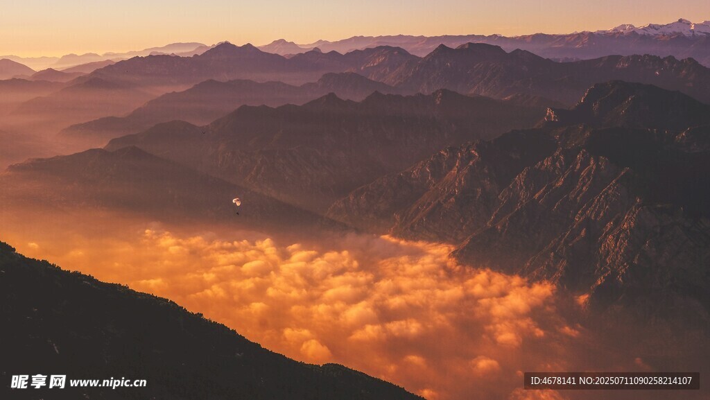 壮丽山间云海日出美景