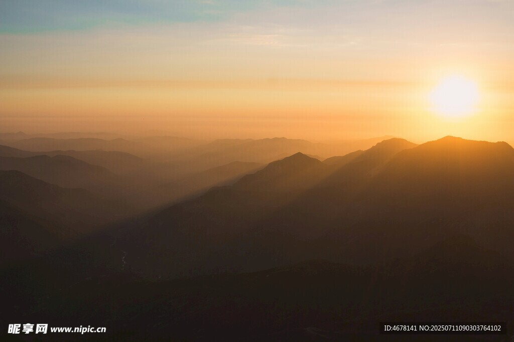 山间日出美景