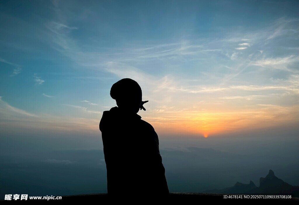 夕阳下的孤独身影