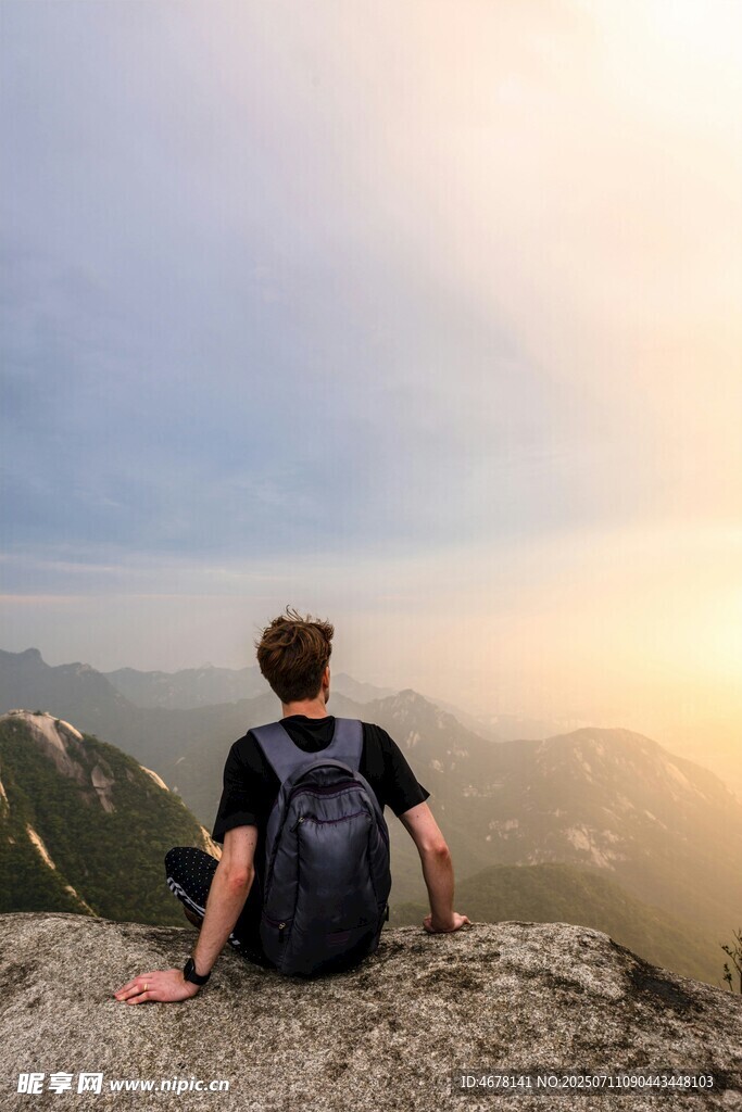 独坐山巅赏壮丽风光