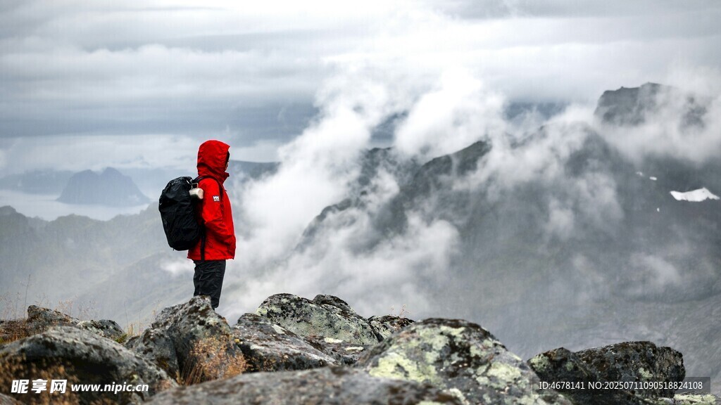 登山者立于山巅赏云雾