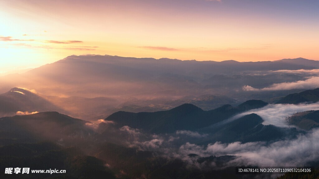 日出云海间的壮美山景