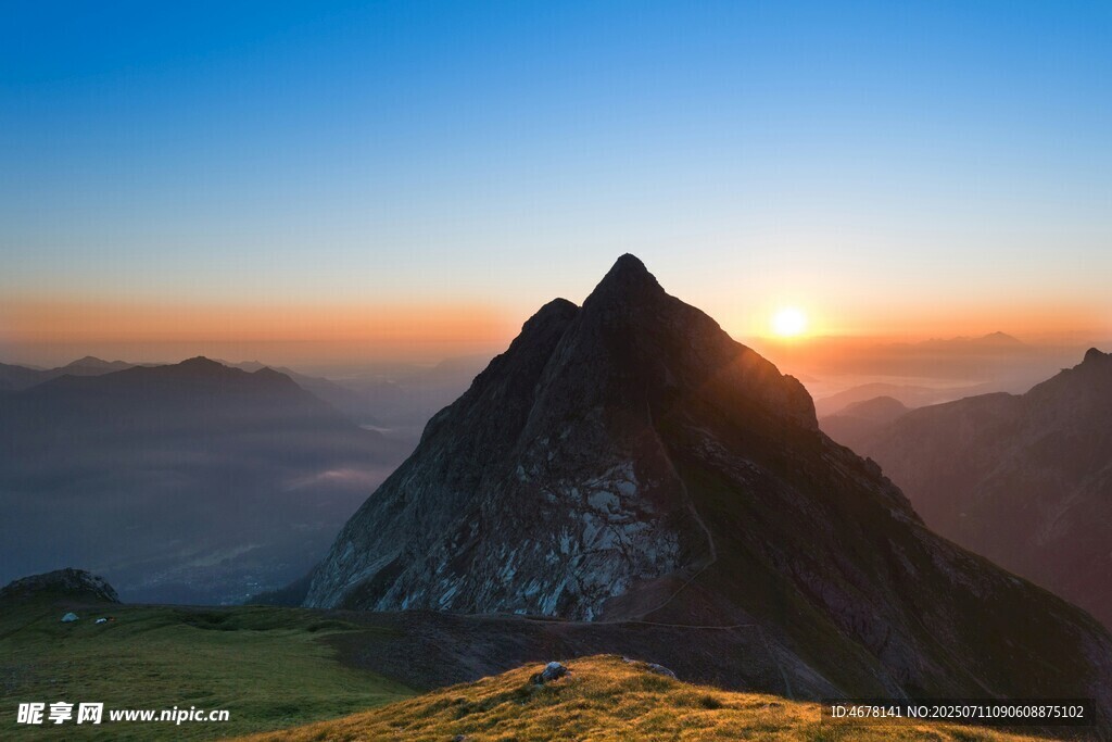 日出下的巍峨山峰