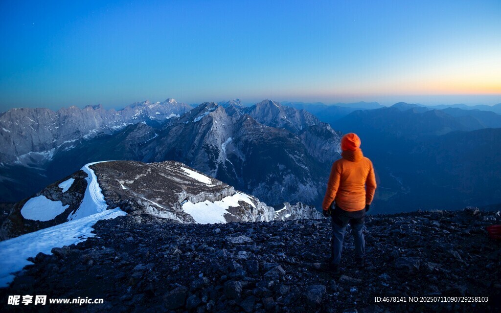 登山者眺望壮丽山景