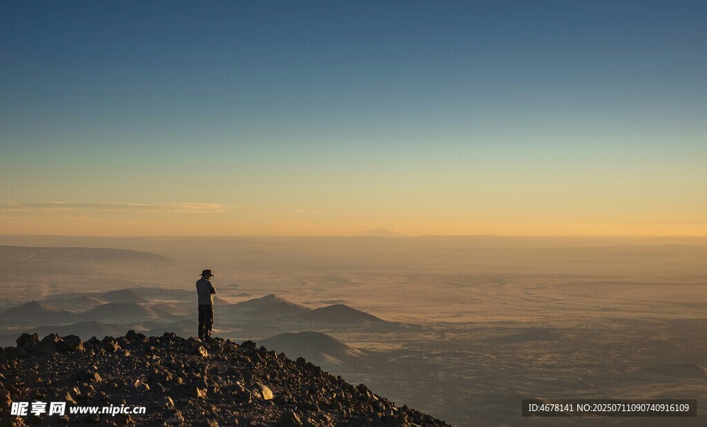 山顶独行者的壮丽日出景