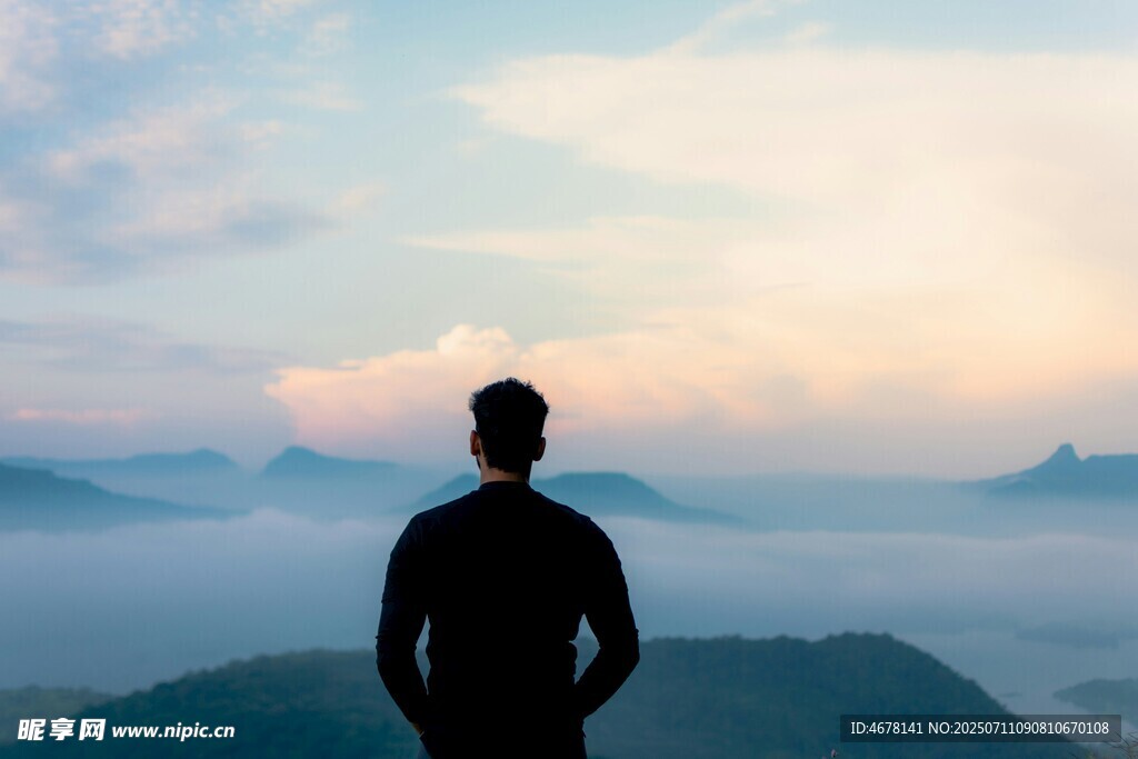 一人伫立山巅赏壮丽云海