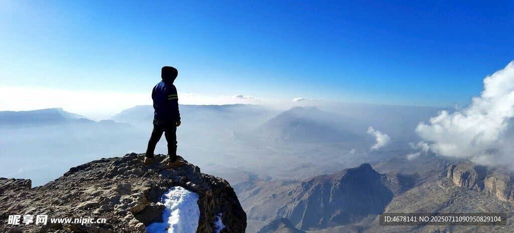 山顶旅人眺望壮丽云海