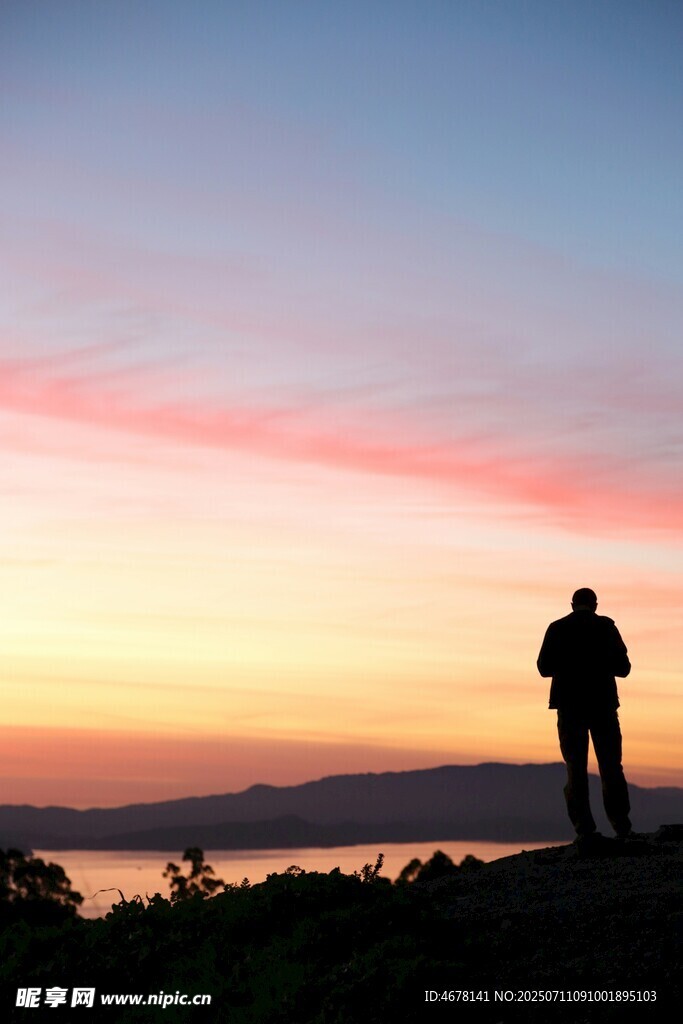 夕阳下的孤独旅人