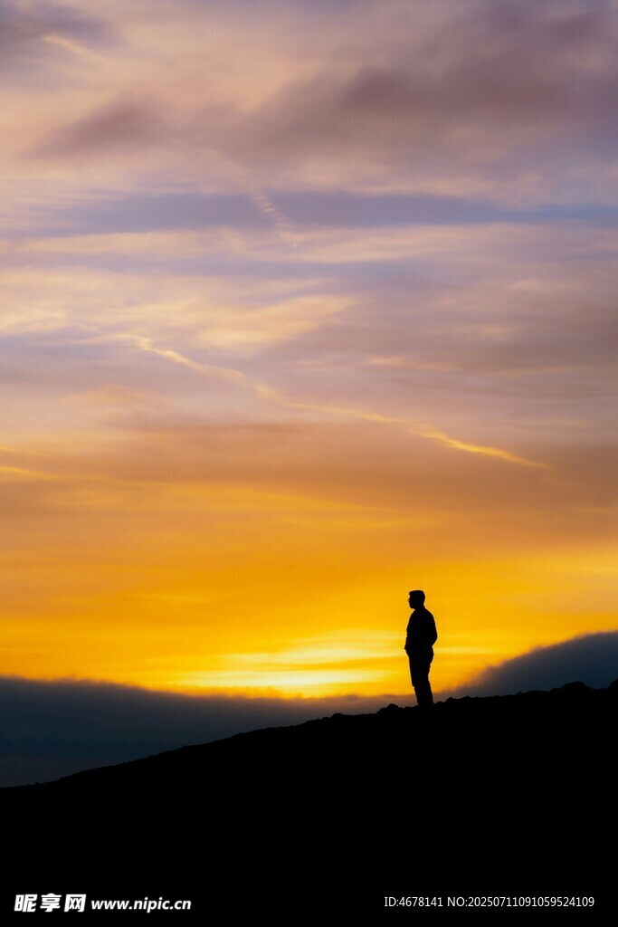 夕阳下的孤独身影