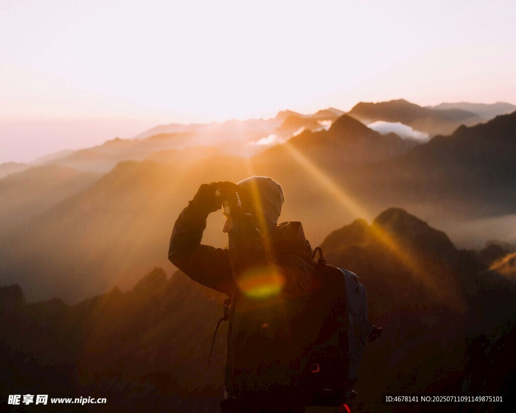 登山者于日出时眺望远方