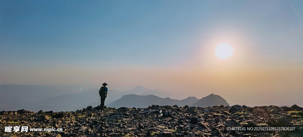 日出时的孤身登山者