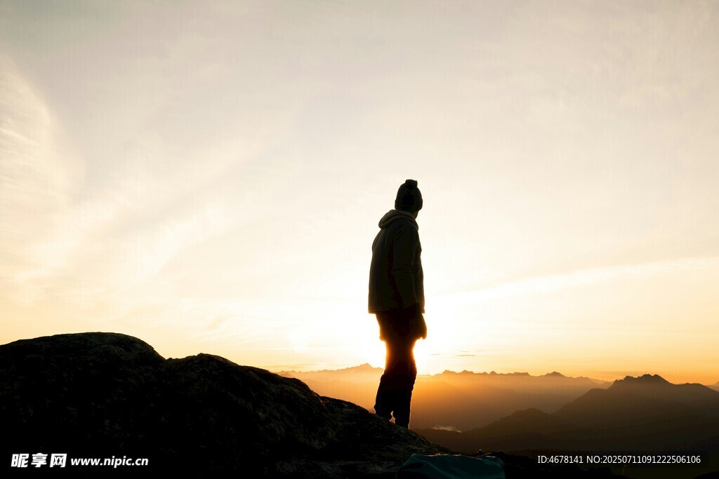 夕阳下的孤独登山者