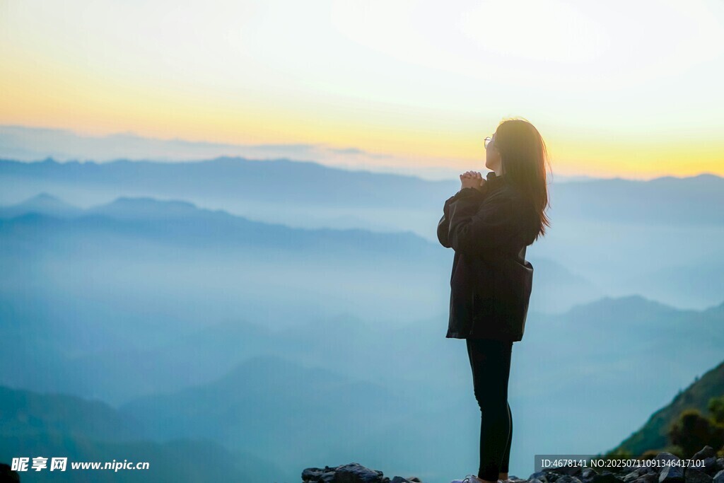 女子山顶赏壮丽云海日出