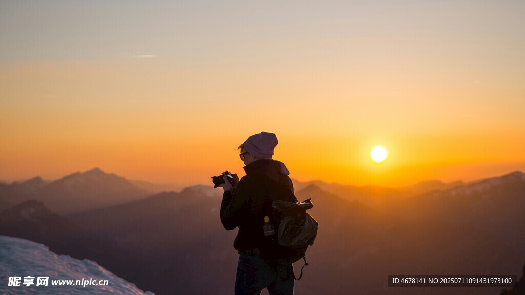 登山者迎日出壮丽身影