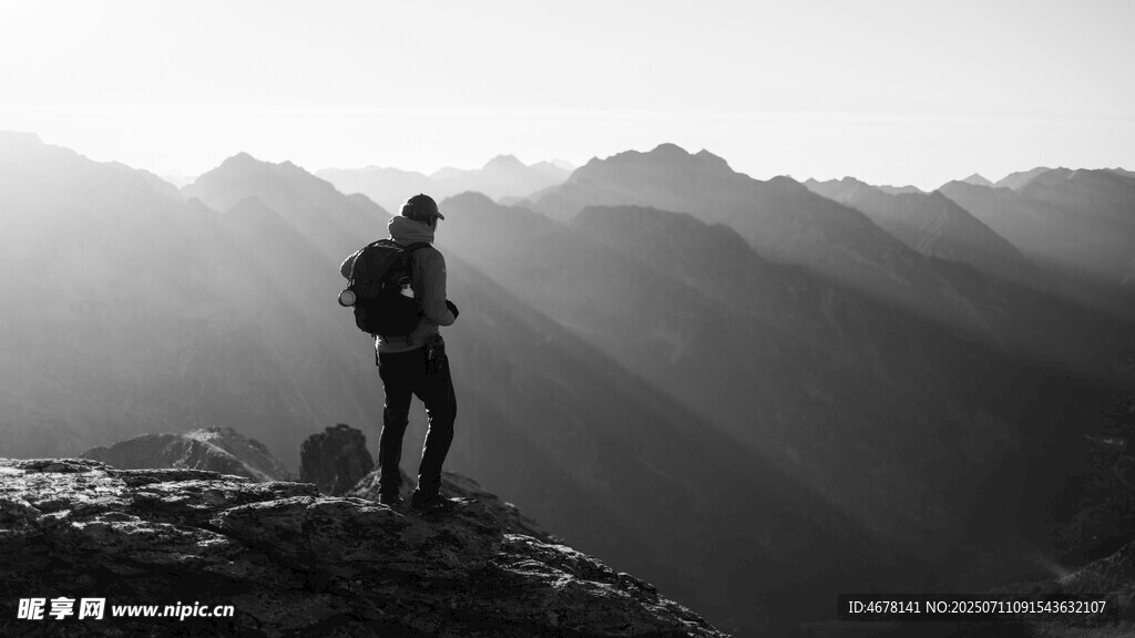 孤身立山巅眺望远方景