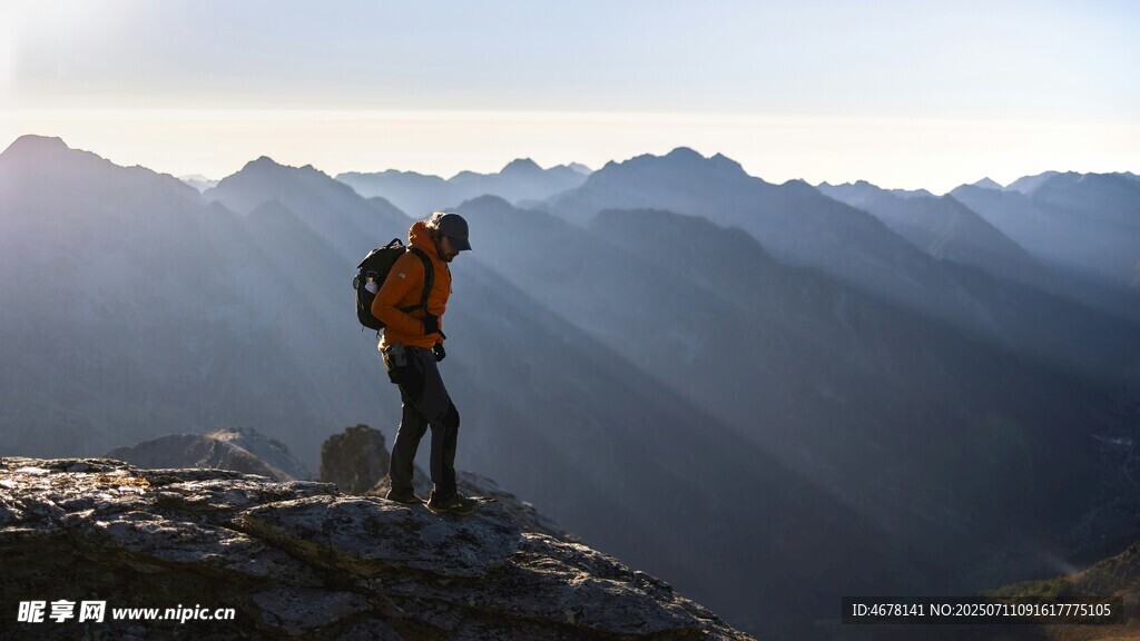 登山者屹立于山巅