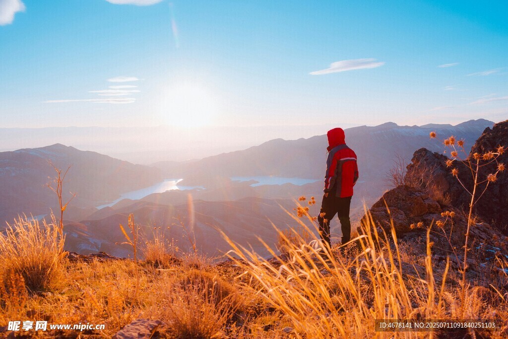 山顶红衣人赏壮丽日出景