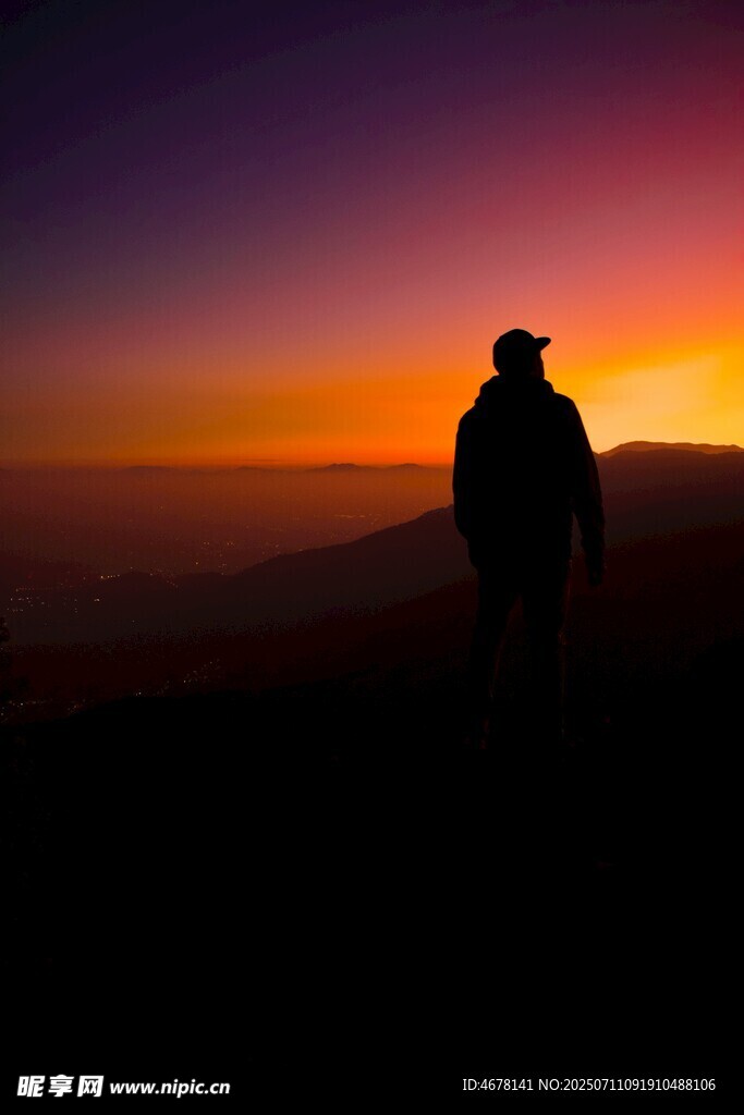 夕阳下的孤独行者
