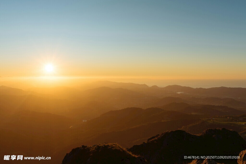山顶壮丽日出美景