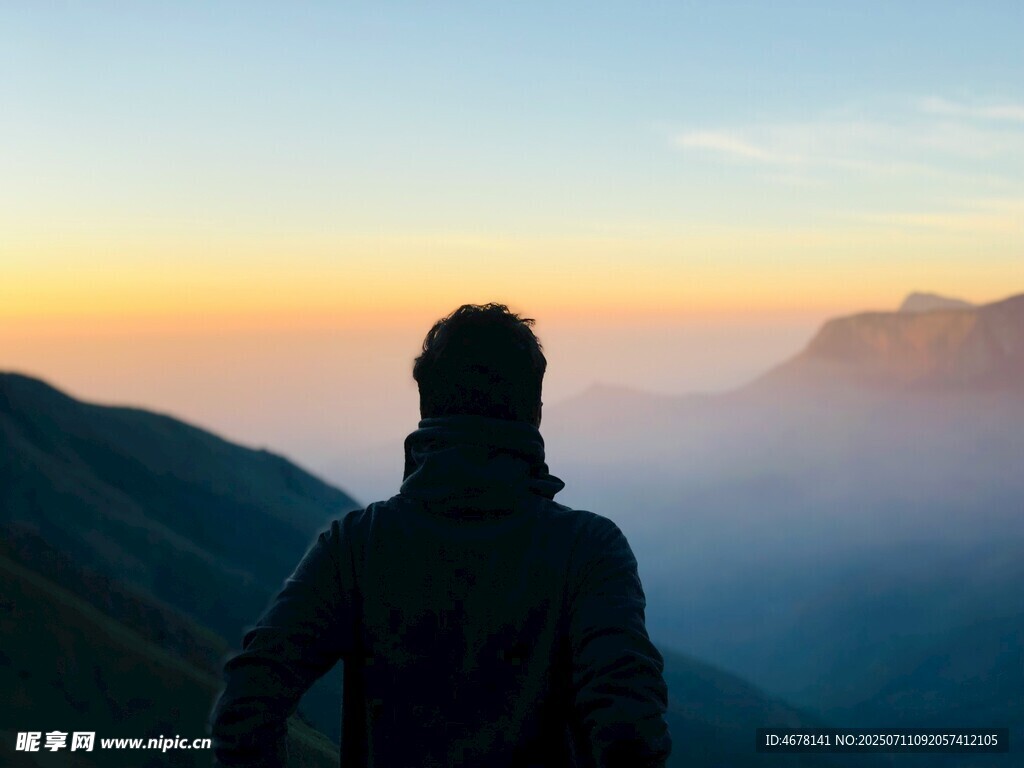 一人赏壮丽山间日出景