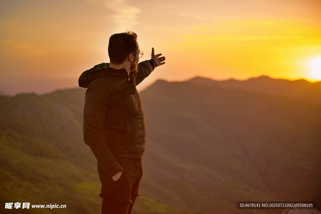 夕阳下的旅人自拍