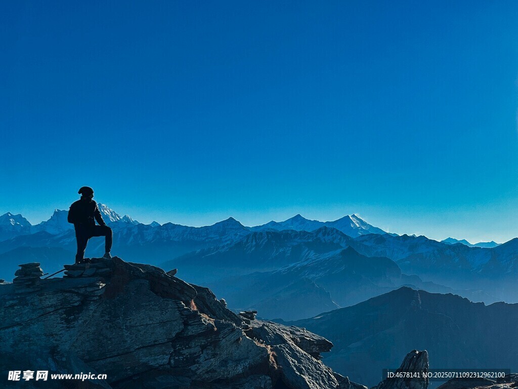 山顶行者眺望壮丽群山