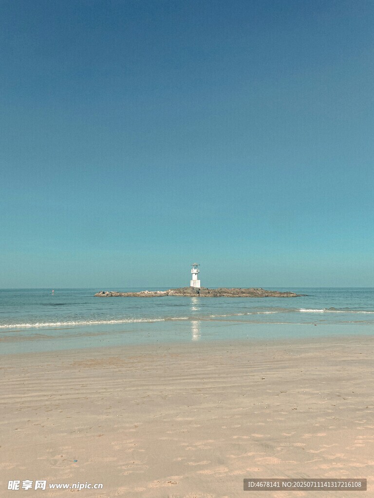 海边沙滩上的远方灯塔