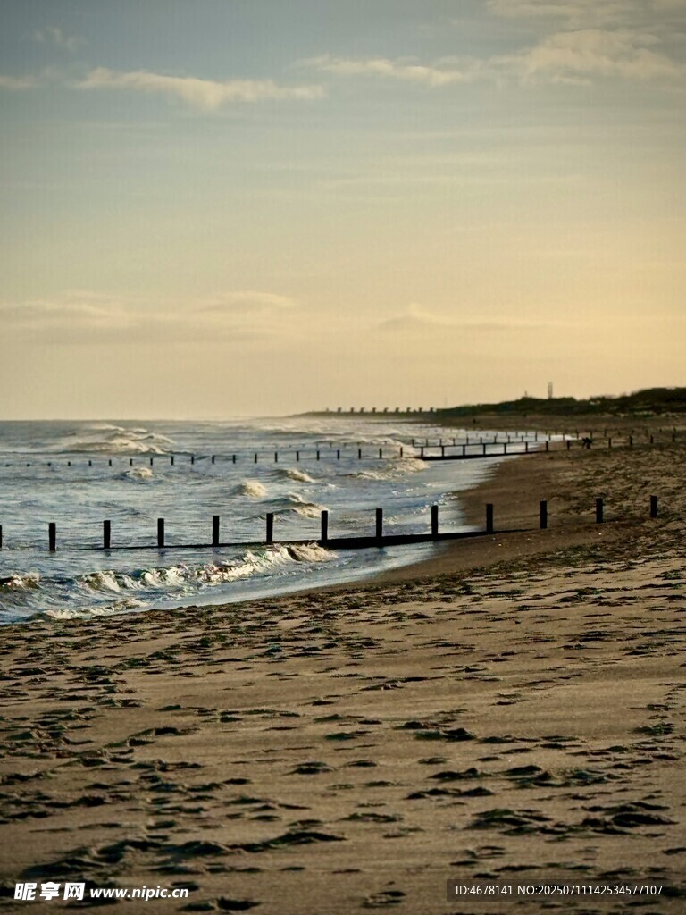 黄昏下的宁静海滩美景