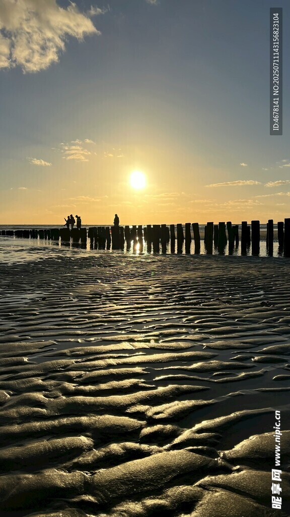 夕阳下的海边栈桥美景