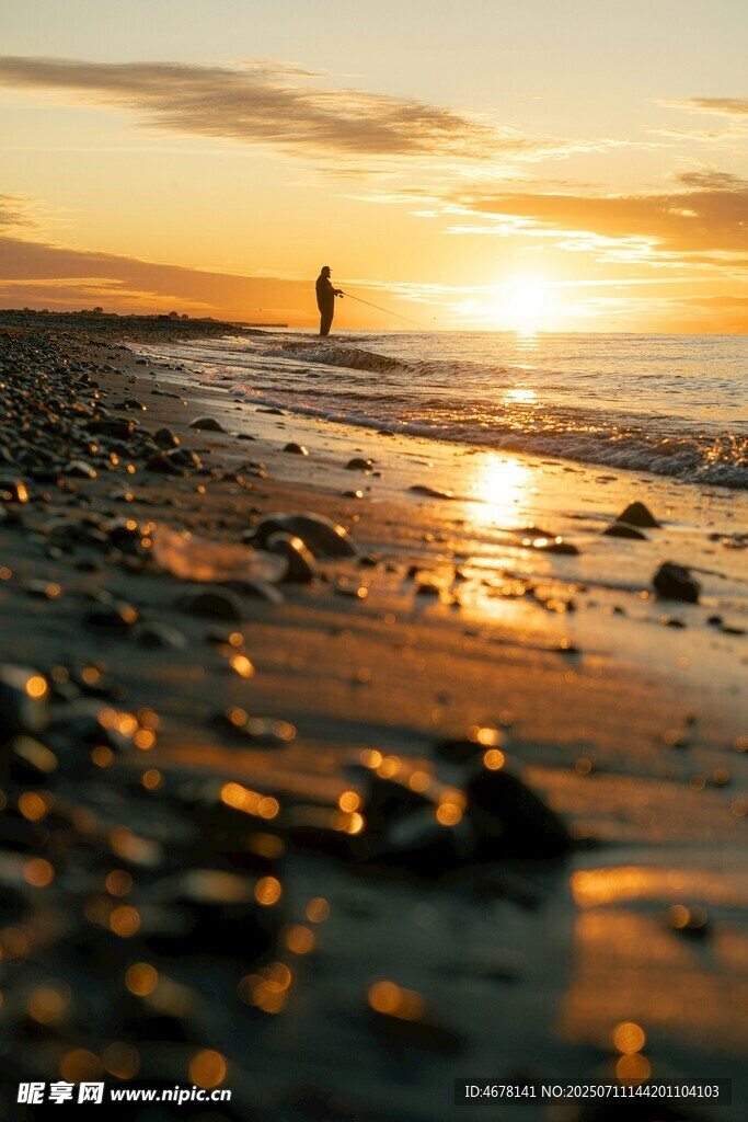夕阳下的海边漫步身影