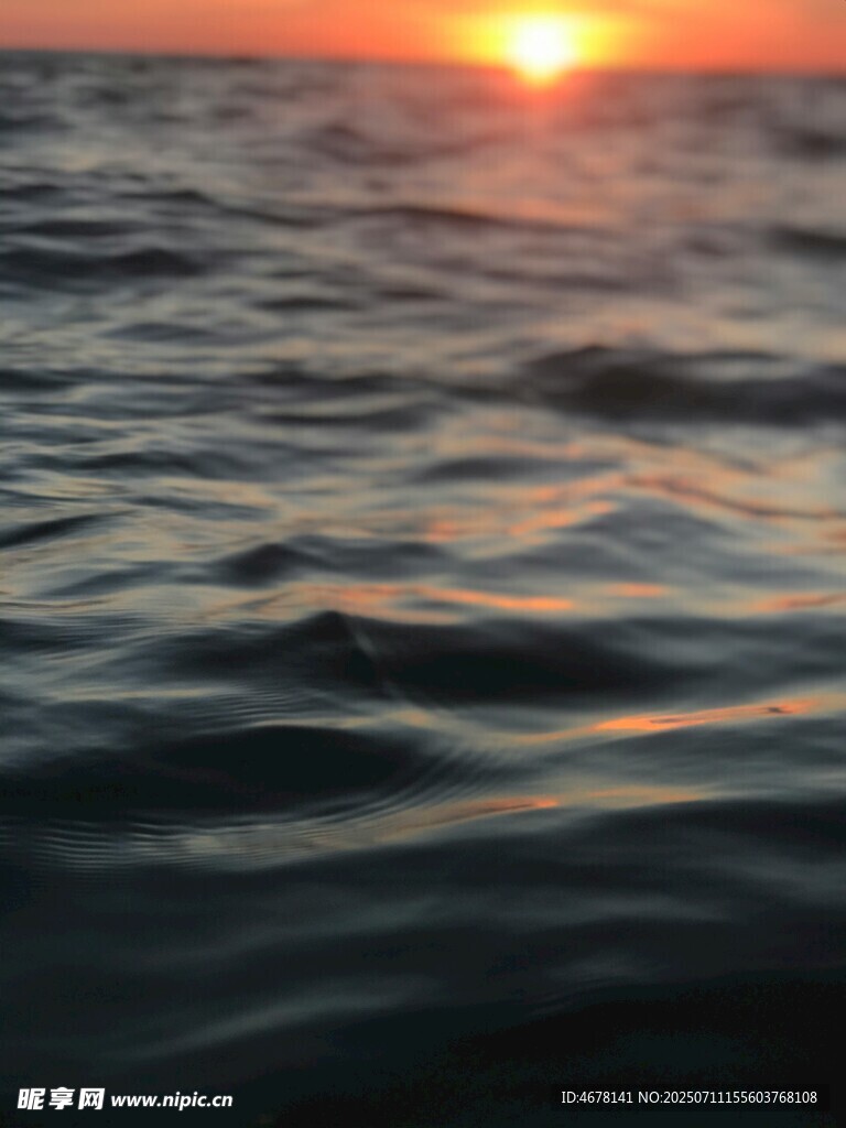 海上日落波光粼粼的美景