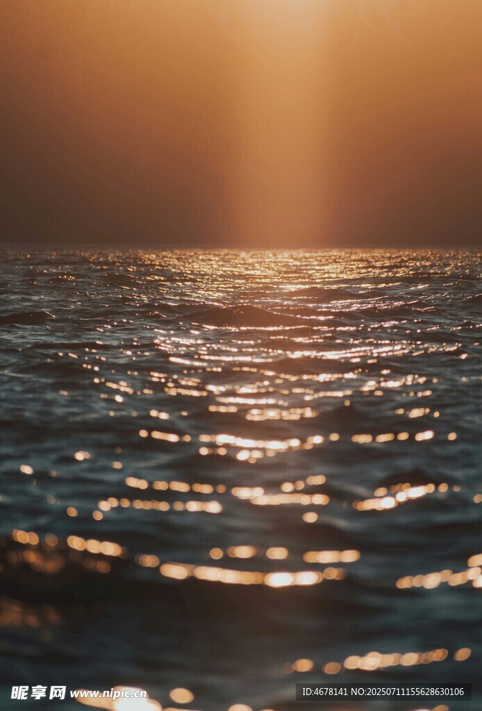 夕阳下波光粼粼的海面