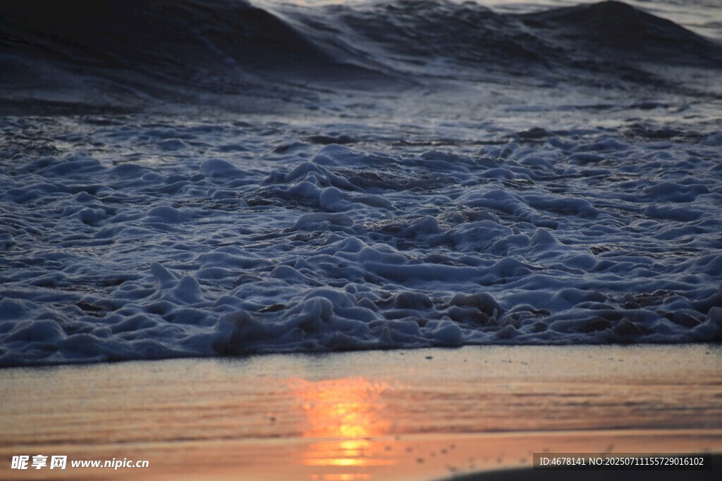 夕阳下的海浪与金色沙滩