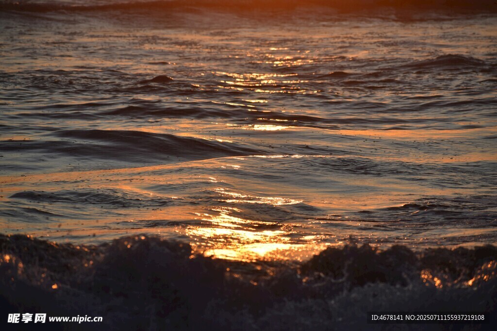 夕阳下的海浪美景