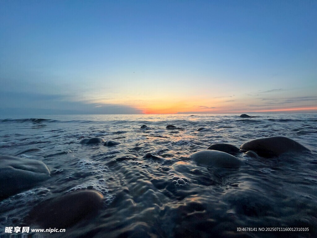 海边日落时的礁石美景