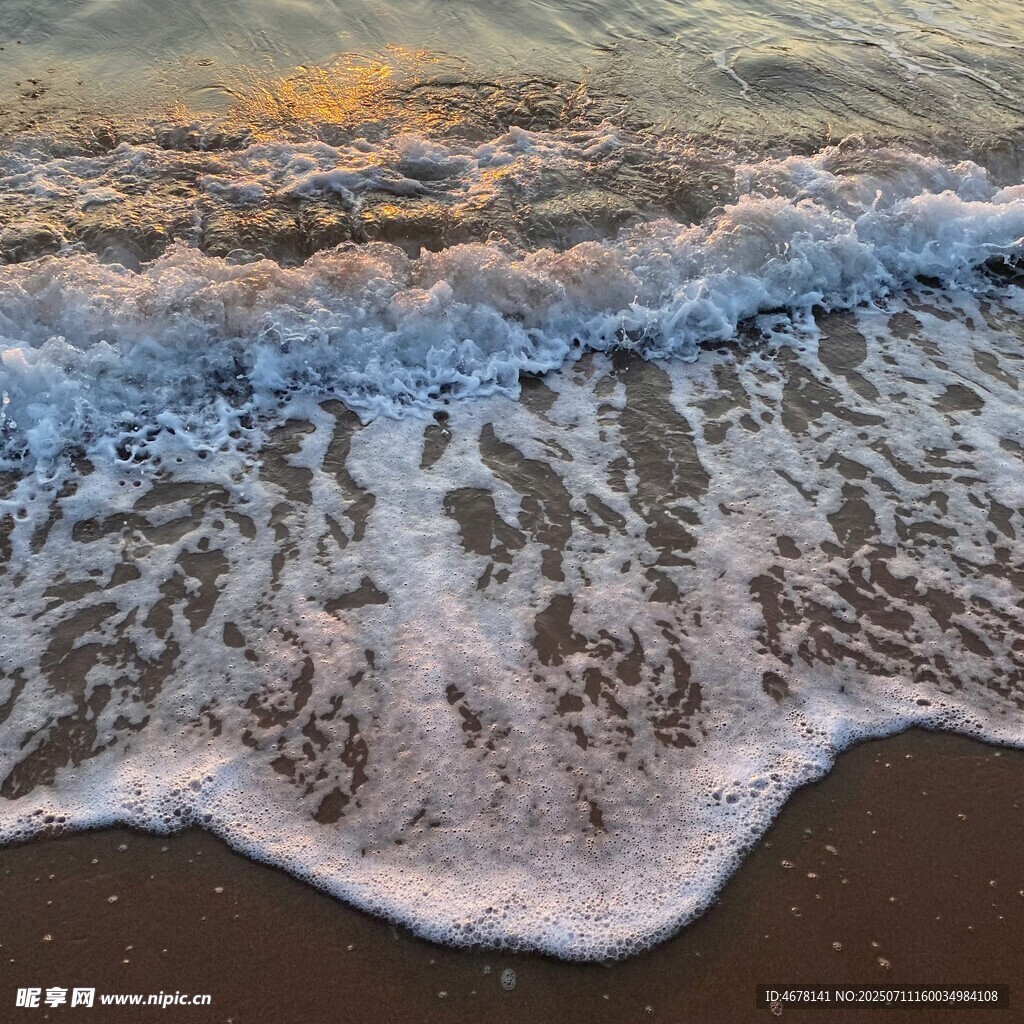 海边浪花轻吻沙滩