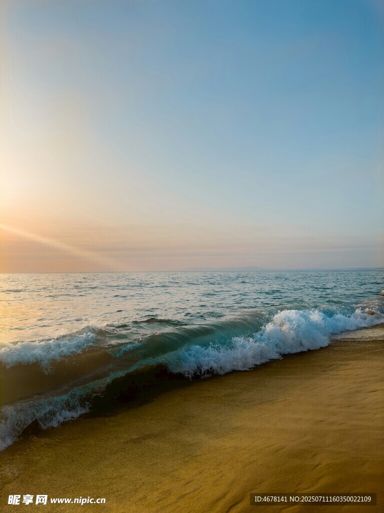 海边日出海浪拍岸美景