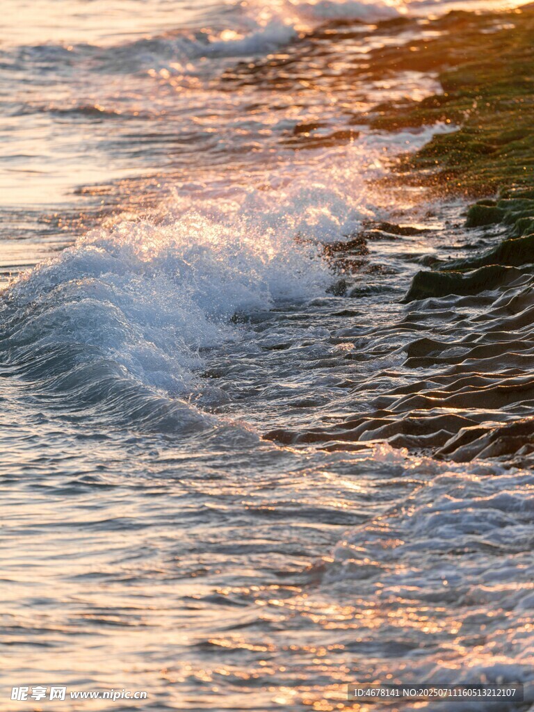夕阳下的海浪