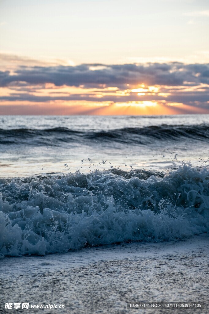 海边日落海浪翻涌美景