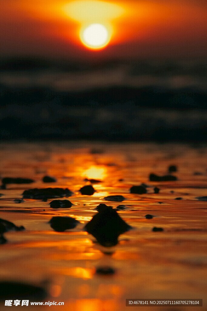 夕阳下的海滩与礁石