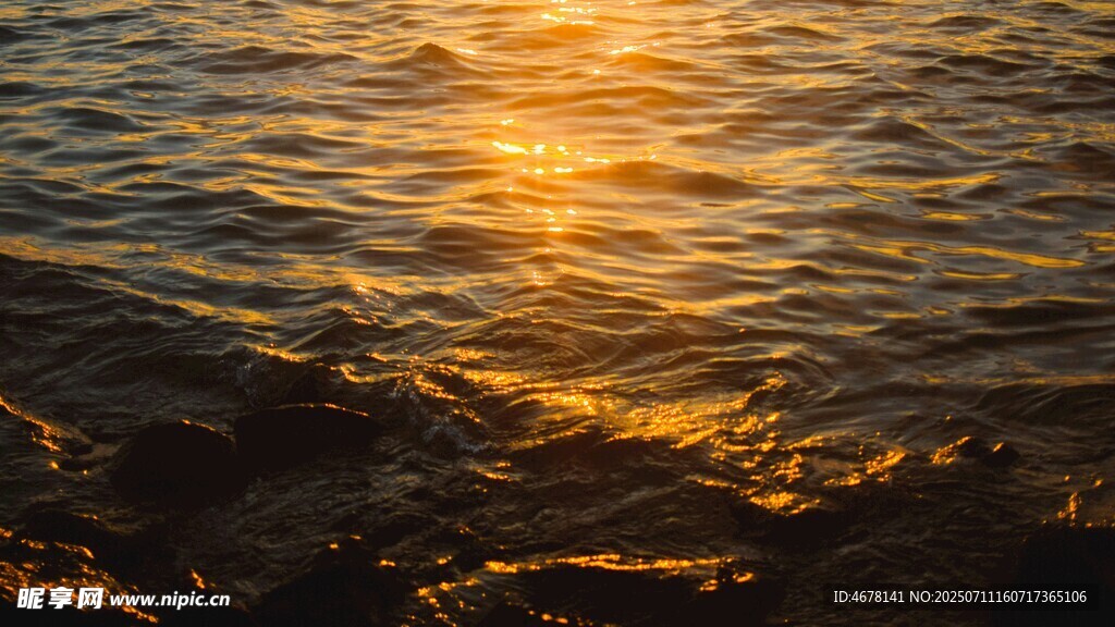 夕阳下波光粼粼的海面