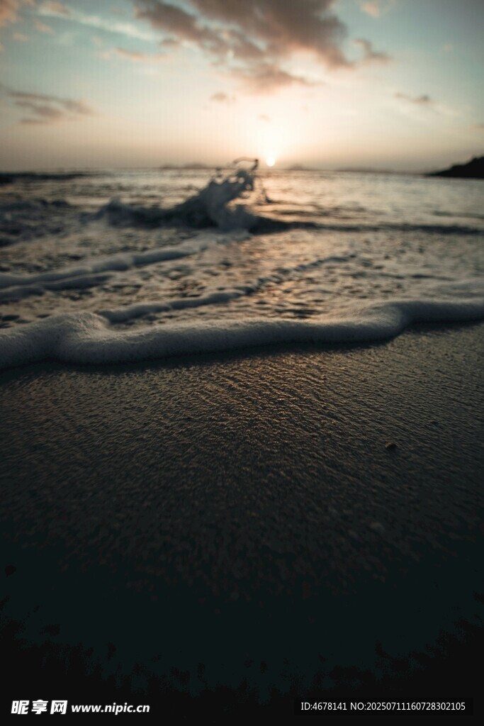 海边日落海浪轻拍沙滩
