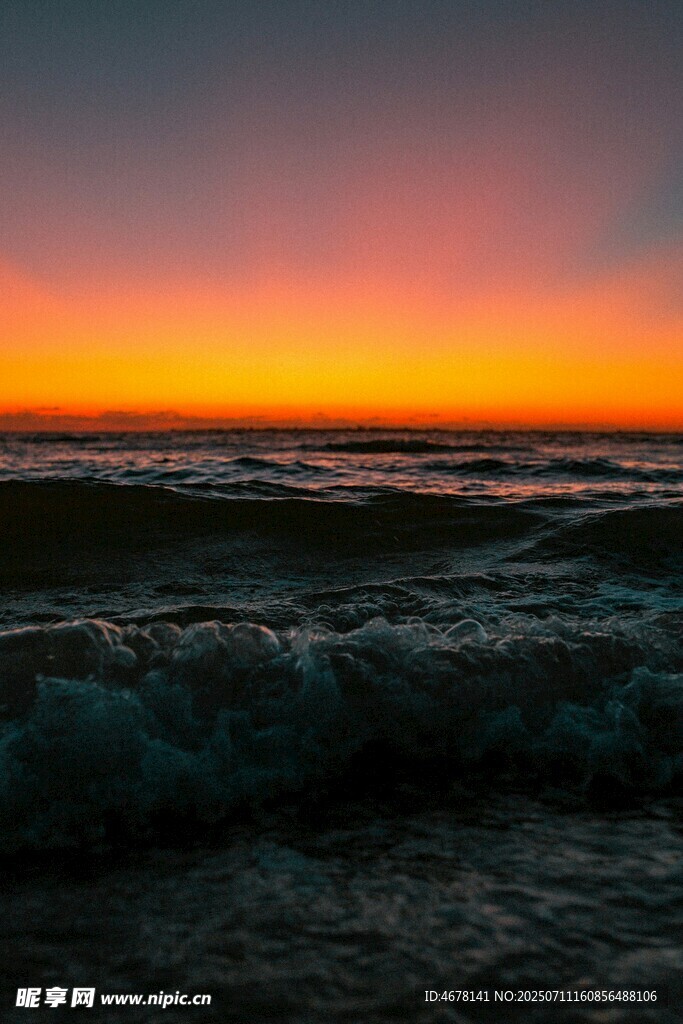 海边日落海浪翻涌的美景