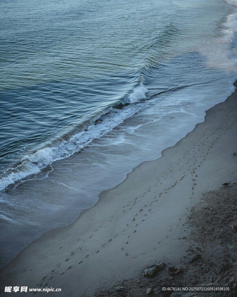 海边沙滩轻柔海浪翻涌