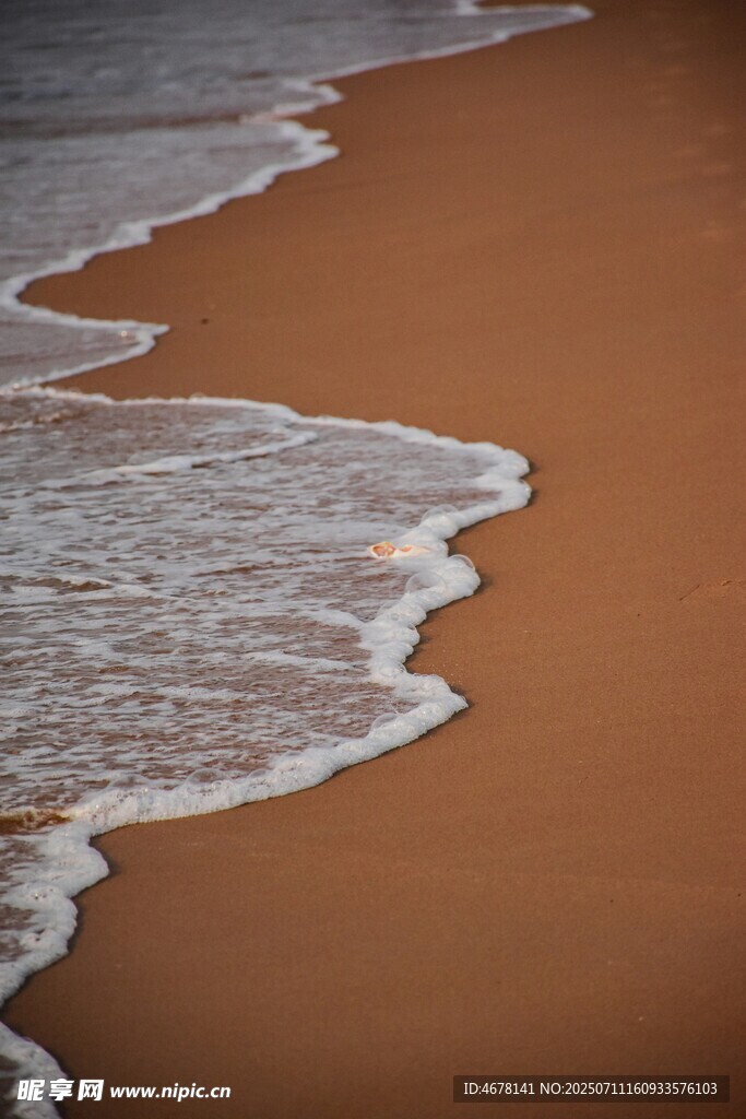 海浪轻吻沙滩的美丽瞬间
