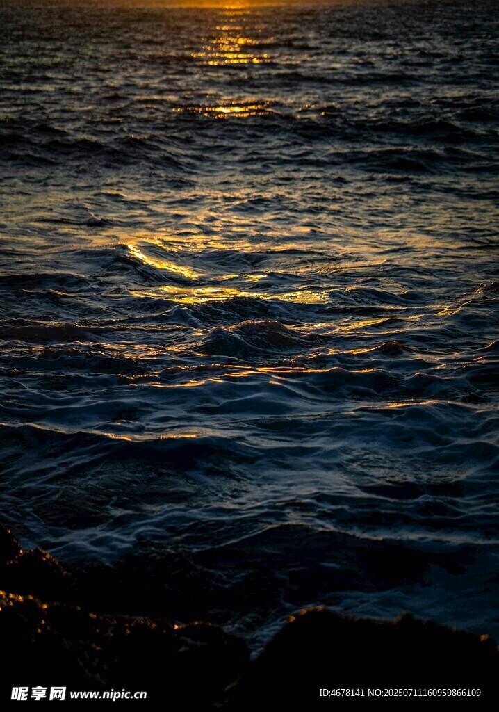 夕阳下的波光粼粼海面