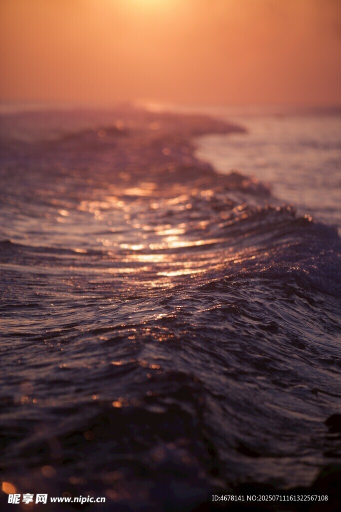 夕阳下的海浪美景