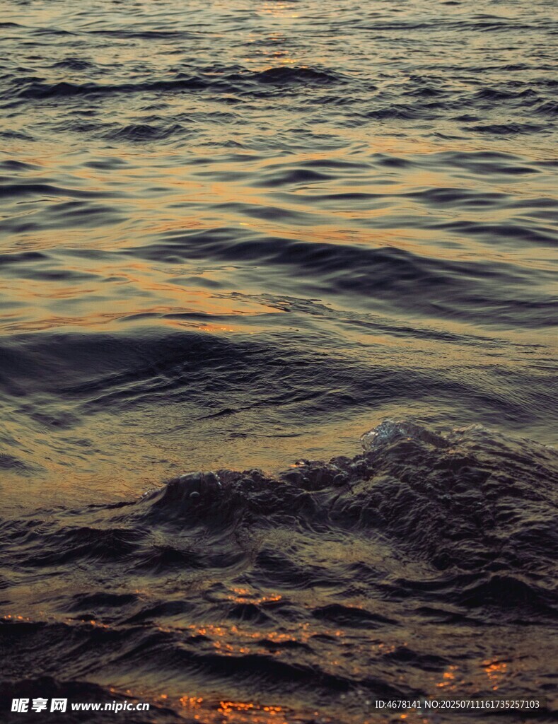 夕阳下的波光粼粼海面