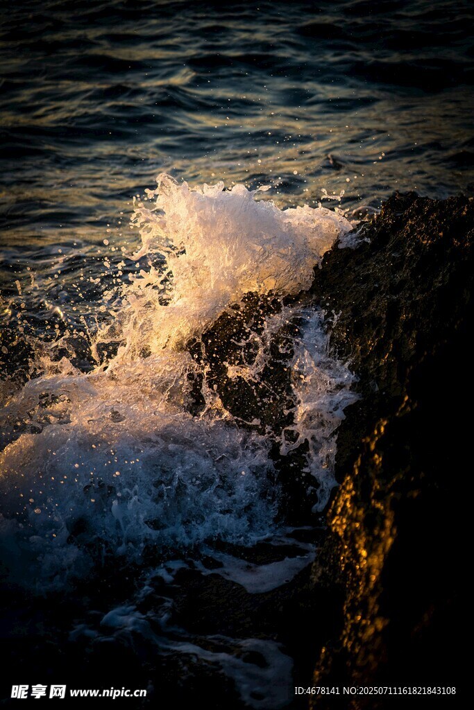 夕阳下海浪拍打岸边景象