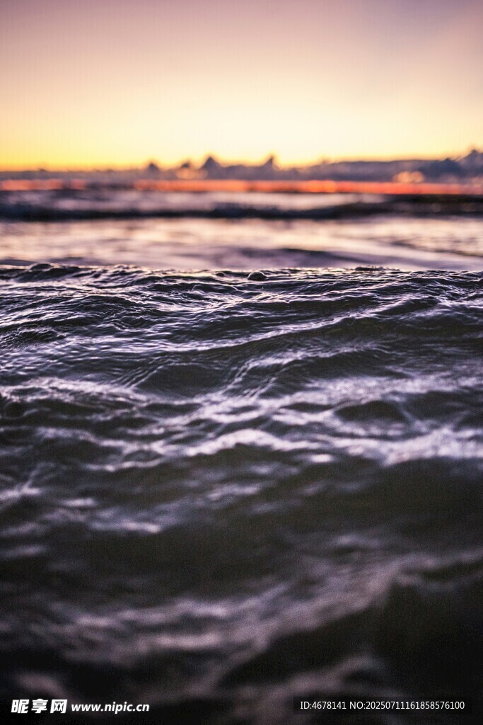 海边日落时的起伏海浪